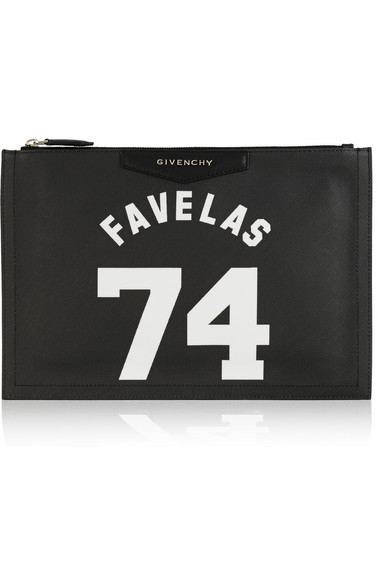 Givenchy 中号 “Antigona” 印花黑色涂层帆布小袋。 黑色涂层帆布 白色 “Favelas 74” 字样印花，品牌标志牌，银色五金配件 黑色帆布全衬里 包口带拉链 附防尘袋