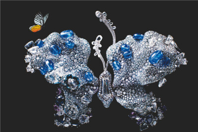 蜕变 CINDY CHAO The Art Jewel 重生蝴蝶Transcendence Butterfly ( 2012 年度) 2012 年日内瓦举办的佳士得瑰丽珠宝拍卖会上，以预估价5 倍的价格售出。大胆地采用了更为轻盈的钛金属结合蜂巢式镶嵌。围绕着一颗3.01…