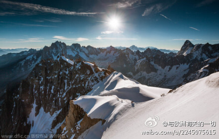 【阿尔卑斯山美景】勇敢无畏的波兰摄影师Jakub Polomski登上了南针峰（法国阿尔卑斯山勃朗峰的一座山峰），站在顶峰拍摄了阿尔卑斯山脉的完美景象，阳光穿透被雪覆盖的山地