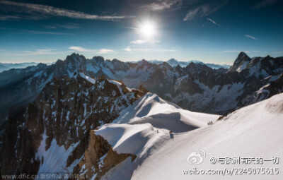 【阿尔卑斯山美景】勇敢无畏的波兰摄影师Jakub Polomski登上了南针峰（法国阿尔卑斯山勃朗峰的一座山峰），站在顶峰拍摄了阿尔卑斯山脉的完美景象，阳光穿透被雪覆盖的山地