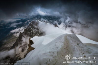 【阿尔卑斯山美景】勇敢无畏的波兰摄影师Jakub Polomski登上了南针峰（法国阿尔卑斯山勃朗峰的一座山峰），站在顶峰拍摄了阿尔卑斯山脉的完美景象，阳光穿透被雪覆盖的山地