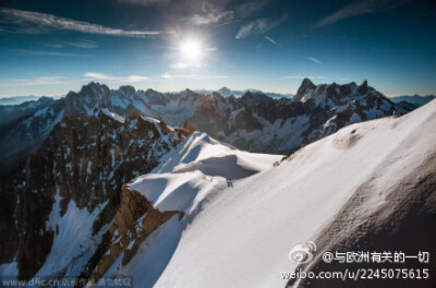 【阿尔卑斯山美景】勇敢无畏的波兰摄影师Jakub Polomski登上了南针峰（法国阿尔卑斯山勃朗峰的一座山峰），站在顶峰拍摄了阿尔卑斯山脉的完美景象，阳光穿透被雪覆盖的山地