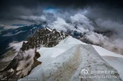 【阿尔卑斯山美景】勇敢无畏的波兰摄影师Jakub Polomski登上了南针峰（法国阿尔卑斯山勃朗峰的一座山峰），站在顶峰拍摄了阿尔卑斯山脉的完美景象，阳光穿透被雪覆盖的山地