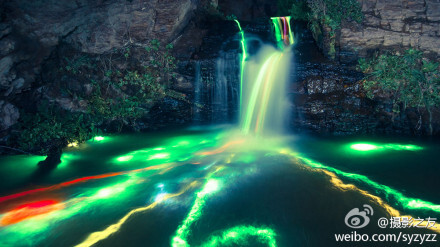 #how i shoot#【超酷光影涂鸦跟我学】对于光影涂鸦相信大家肯定不陌生，只要你有个能够拍摄慢快门的相机就能拍摄，当然人人都这么玩其实很没劲，那么就跟着艺术家Sean Lenz和Kristoffer Abildgaard玩点不一样的吧！内含拍摄方法，不点击我不告诉你哦 http://t.cn/R7MOUa2
