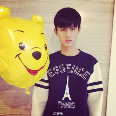 朵朵：“我要和爸爸和维尼一起照相” 朵朵妈：“来，妈妈给你们照，大家都站好。” 朵朵：“一定要拍到维尼和爸爸。” 朵朵妈：“好的，1,2,3，照好了。” 朵朵：“朵朵呢？” 朵朵妈：“只怪你爸腿太长！” 刘师傅…