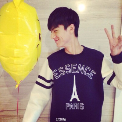 朵朵：“我要和爸爸和维尼一起照相” 朵朵妈：“来，妈妈给你们照，大家都站好。” 朵朵：“一定要拍到维尼和爸爸。” 朵朵妈：“好的，1,2,3，照好了。” 朵朵：“朵朵呢？” 朵朵妈：“只怪你爸腿太长！” 刘师傅…