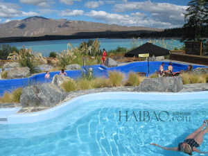 蒂卡普温泉(蒂卡普泉水、Tekapo Springs)就在约翰山脚，是爬山以后放松的好去处。夏天这里还可以游泳玩水，冬季可以滑雪溜冰。蒂卡普温泉一共有三个温泉池。被包围在岩石和数量中间。池水的温度在36摄氏度到40摄氏度之间。池子里有凳子可以坐着。