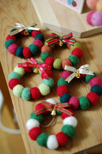 彩色羊毛毡圣诞花环