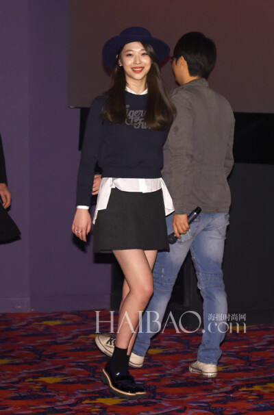 F(x)组合成员崔雪莉亮相电影《时尚王》的舞台问候活动