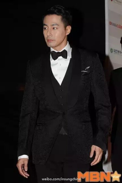 #赵寅成##2014APAN Star Awards# 穿着 TOM FORD 2103秋冬系列，经典的0’Connor西装套服。摩登精致的造型╮(╯▽╰)╭ oppa可是不逊色职业模特呢~~