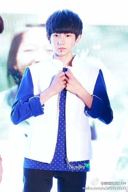 sweet姐姐1108 #TFBOYS王源# 帅气满分//@泽尻嫁我:脸是满分，贵气逼人所以气质这种东西厚～不是谁都有的 @v白爷v 找了找1017的图，每张都能尖叫。