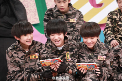 #TF少年GO#第二季@腾讯视频 全网首播！@TFBOYS组合 本期变成了“酷炫狂霸拽”的军哥哥！军训中的三只也是蛮拼哒话说刚刚上线就被你们挖出来，膝盖送给你们好吗！你们能不能让肥企鹅吃口饭啊！欲知详情，周五晚20:00…