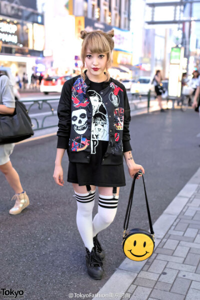 #原宿街拍# Coco, 时尚博主。搭配：Kobinai Punk Bomber, Spiked Sneakers &amp;amp; Smiley Face Purse http://t.cn/RzzDTNx