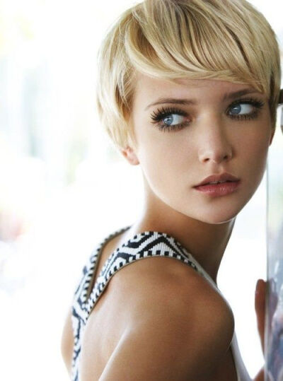 The blonde short hairstyles make her very neat and glamourous.