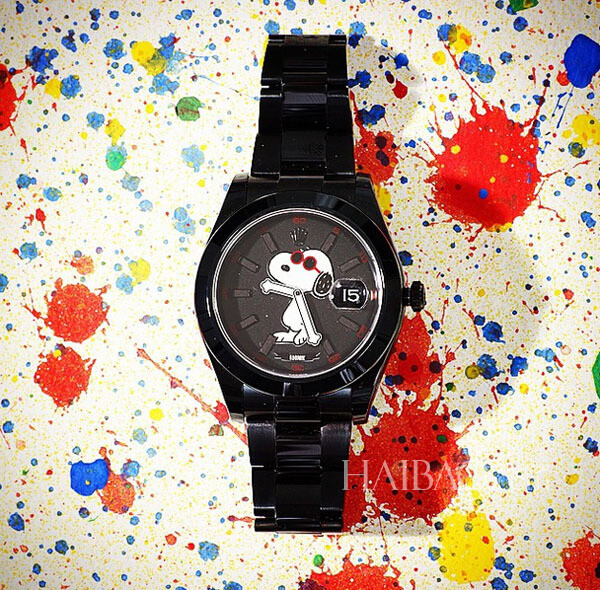 英国著名腕表定制厂商Bamford Watch Department与来自东伦敦的设计师潮牌Rodnik合作打造一款限量版SNOPPY腕表，以劳力士Datejust为蓝本，分为黑、银亮色。经典的SNOPPY形象被融入表盘之中，时针、分针也以SNOPPY的双手来替代。此款腕表已通过巴黎柯莱特时尚店 (Colette) 及“丹佛街集市”(Dover Street Market) 发售，每个颜色在全球限量25支。