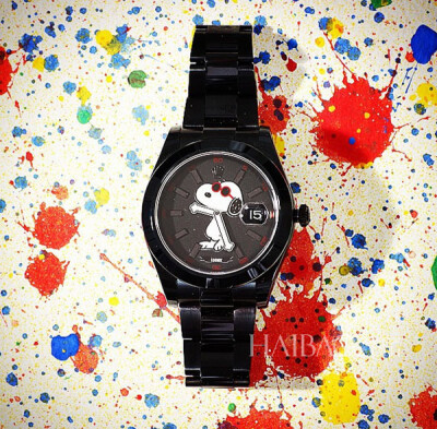 英国著名腕表定制厂商Bamford Watch Department与来自东伦敦的设计师潮牌Rodnik合作打造一款限量版SNOPPY腕表，以劳力士Datejust为蓝本，分为黑、银亮色。经典的SNOPPY形象被融入表盘之中，时针、分针也以SNOPPY的双…