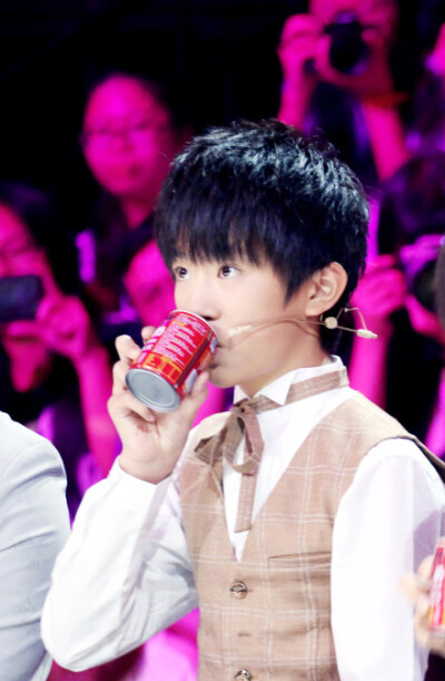 #1128易烊千玺生日快乐# #TFBOYS易烊千玺# 每一个日出日落，每一份缘起缘灭，每一次相遇相知，都是时光给我们的机会，每一个努力的少年，流年都不忍辜负。【文案：十月，前线：兔叔，修图：七七】