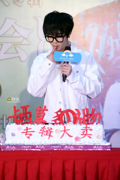 【141122 #华晨宇首专签唱会# Part3～9P】小手不停的签着专辑，小脑袋一直仰着看每位上台的歌迷[心] @华晨宇yu 你的用心我们懂[爱你] 4P送@台灣火星阿姨1123 是花花跟你说话时[偷乐]（无损高清图戳 @华晨宇火星村官…