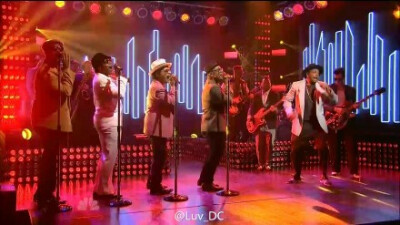 【Live】Mark Ronson ft. Bruno Mars and Mystikal - Feel Right (Live @ SNL) |【Luv_DC】 火星哥助阵Mark Ronson和Mystikal最新SNL节目表演新歌《Feel Right》！之前表演的《Uptown Funk》http://t.cn/RzyYcsp @Br…