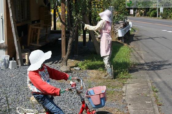 日本滋贺县东近江的农村，原文出自迷糊园花卉植物主题交友社区(www.mihuyuan.com) 惊现逼真人形稻草人引起人们的注意。 农村附近居民不由自主地会和这些稻草人打招呼，感叹太真实了能称之为“艺术”。