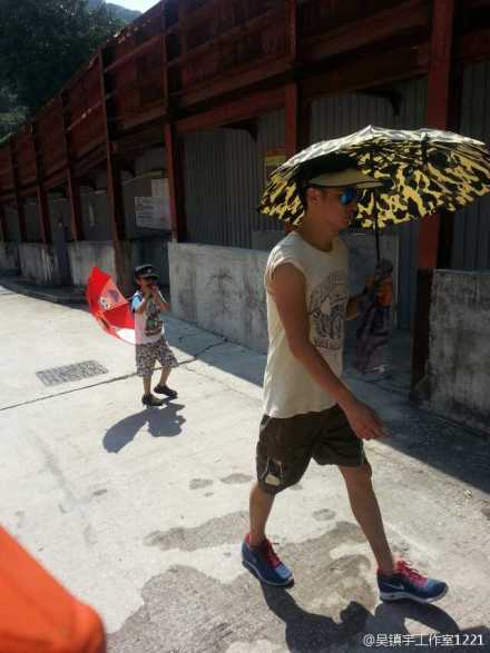 今日，boss将参加电影《恶人谷》发布会。由于人数限制，主页菌无法到香港，晚些会给大家发上由同事传回的照片，无法做现场直播见谅。（再晚些给大家无水印《男人风尚》高清图）