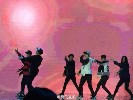#V视界大会#@腾讯视频 V视界大会（北京站）马上开始！先来几张企鹅从现场发回的@TFBOYS组合 三只的排练图，给大家饱饱眼福！怎么样，心动了吗？猜猜他们几点出场呢？直播地址：http://t.cn/Rzbtp2B 关注企鹅君，后续更精彩！