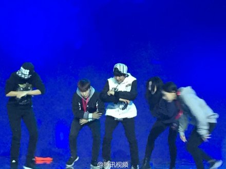 #V视界大会#@腾讯视频 V视界大会（北京站）马上开始！先来几张企鹅从现场发回的@TFBOYS组合 三只的排练图，给大家饱饱眼福！怎么样，心动了吗？猜猜他们几点出场呢？直播地址：http://t.cn/Rzbtp2B 关注企鹅君，后续更精彩！