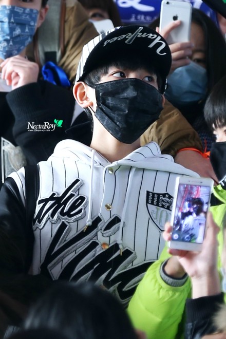 141125 @TFBOYS-王源 眼睛有这么大！生日送的书包源哥背起来也是比想象中更帅气呢&amp;gt;&amp;lt;！