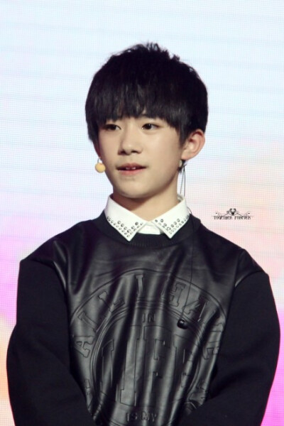 #TFBOYS亮相腾讯视频V视界大会# 141125 活动现场高清5p~ @TFBOYS-易烊千玺 5.你就像月亮绕着轨道，拥抱着地球闪耀，在我的星球写下感叹号，有了你世界神魂颠倒，你的微笑，编制了每一个奇妙。【修图：@_KRJ的米粒糕…