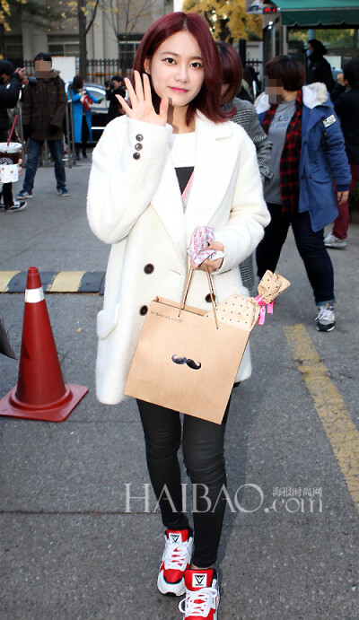 AOA组合成员徐宥那11月14日韩国KBS电视台外明星街拍