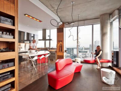 【{加拿大的顶层公寓}】设计师：Drew Sinclair ®Rhombus媒体公司的创始人Niv Fichman委托Drew Sinclair来设计顶层公寓。该公寓面积1200平方英尺，位于多伦多市。公寓设计了蜿蜒的步行展示长廊，色调以哑光的核桃色为…