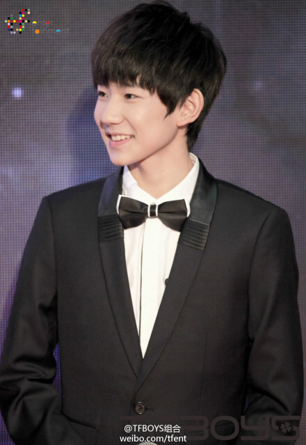  昨日，#TFBOYS#于北京出席参加了2015腾讯视频V视界大会现场活动，在活动现场，TFBOYS带来了新EP主打《青春修炼手册》，今天我们在通过一组照片来一睹昨天@TFBOYS-王俊凯 @TFBOYS-王源 @TFBOYS-易烊千玺 的表现吧