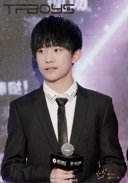  昨日，#TFBOYS#于北京出席参加了2015腾讯视频V视界大会现场活动，在活动现场，TFBOYS带来了新EP主打《青春修炼手册》，今天我们在通过一组照片来一睹昨天@TFBOYS-王俊凯 @TFBOYS-王源 @TFBOYS-易烊千玺 的表现吧