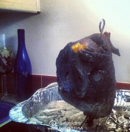 每到感恩节呢，美帝人民就一定要吃火鸡大餐啦。但这种比头还大的的食材对很多人都是个挑战。看此微博请听着阿姆的“ Love The Way You Lie ”。 “Just gonna stand there and watch me burn你站在那看着我烧焦。But that’s alright because I like the way it hurts但没关系,我喜欢这心痛的感觉”