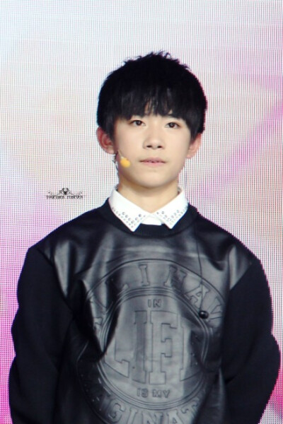 #TFBOYS亮相腾讯视频V视界大会# 141125 活动现场高清5p~ @TFBOYS-易烊千玺 5.你就像月亮绕着轨道，拥抱着地球闪耀，在我的星球写下感叹号，有了你世界神魂颠倒，你的微笑，编制了每一个奇妙。【修图：@_KRJ的米粒糕…