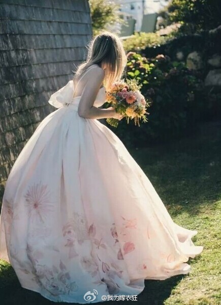 一个女人一生一定要穿一次白白的婚纱，照一张美美的婚纱照。