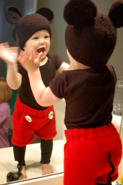 Homemade Mickey costume...sooo adorable!! This might be Logan's Halloween costume this year:)