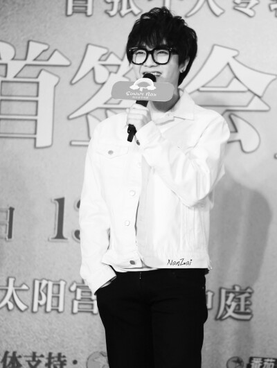 141122 #华晨宇首专签唱会# #百度百科年度明星华晨宇# @华晨宇yu 专辑首签会高清9P ”如果你爱上了某个星球的一朵花。那么，只会觉得漫天的繁星就像一朵朵盛开的花。“亲爱的小王子，一年的时光，不变的是你的明亮温…