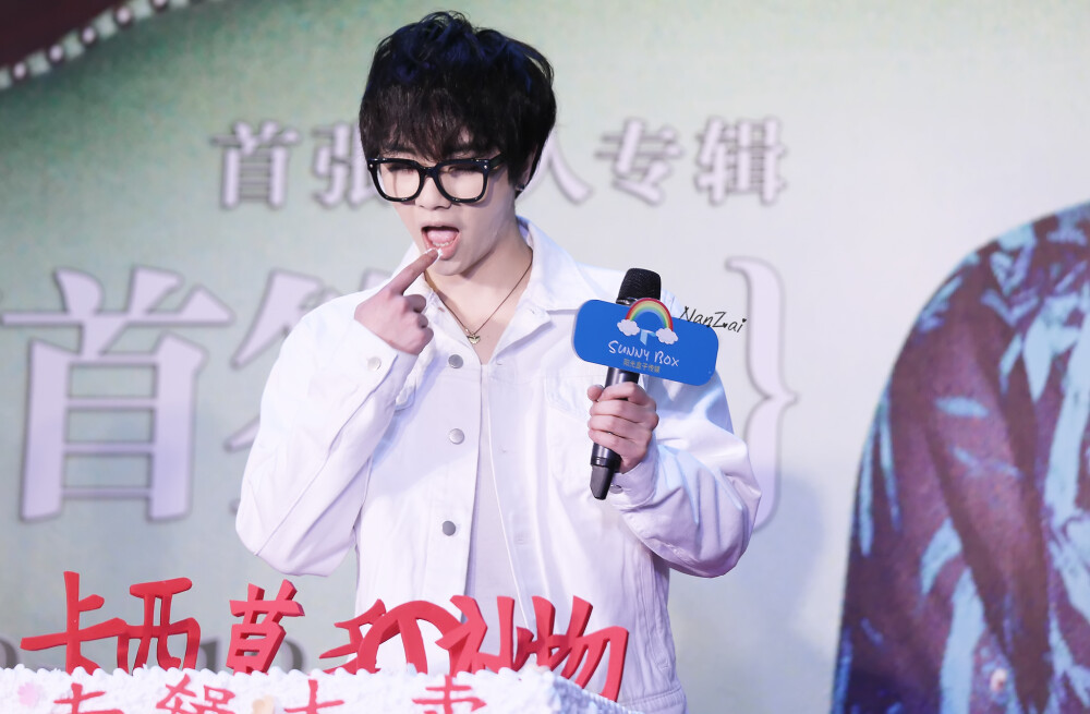 141122 #华晨宇首专签唱会# #百度百科年度明星华晨宇# @华晨宇yu 专辑首签会高清9P ”如果你爱上了某个星球的一朵花。那么，只会觉得漫天的繁星就像一朵朵盛开的花?！扒装男⊥踝?，一年的时光，不变的是你的明亮温暖。[呵呵][呵呵][呵呵]无损戳：@华晨宇火星村官网 http://t.cn/RzLYjFr