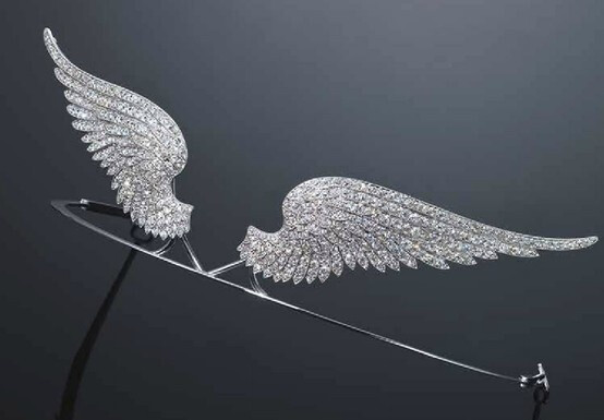 Tiara designed as 2 detachable spread wings set throughout with old-cut diamonds, set in platinum. 2 brooch fittings.