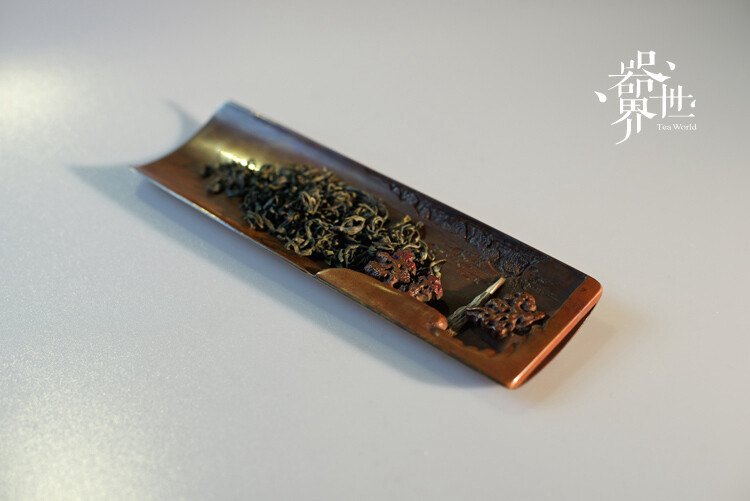 【器世界】精品茶具# 茶道零配 铜手工镶嵌高浮雕茶则# 铁壶 茶道茶勺 高浮雕的因材施艺、因色取巧，在创作过程中至关重要。我们说，“一相抵九工”就是在考虑雕刻一块石头时要根据石头的形状、色彩进行构思布局，以求得最佳的艺术效果，一块好的石头用于创作，得会取舍。