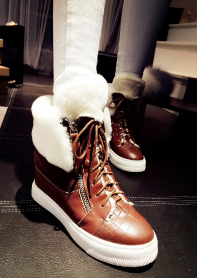 今年流行的新款雪地靴，非常时尚非常保暖！