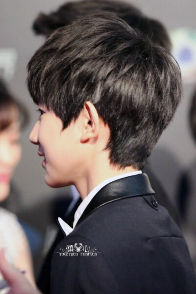#TFBOYS王源# 141125 高清3p @TFBOYS-王源 （听说你们要睡了？）终有一天你会为谁穿上帅气西装，而我只能站在一旁，看你言笑晏晏的模样。#初见千凯源，倾心复十年#