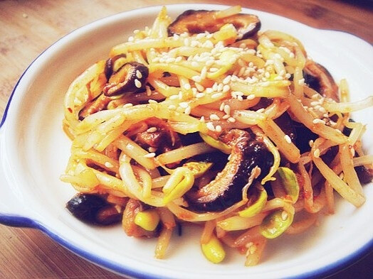 【韩式香菇拌黄豆芽】