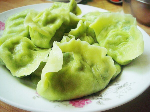 【茴香饺子】 茴香鸡蛋虾皮馅儿~菠菜汁白面饺子皮儿！！我发现自己包的饺子个头越来越大了。。。已经不会包小饺子了肿么办！！