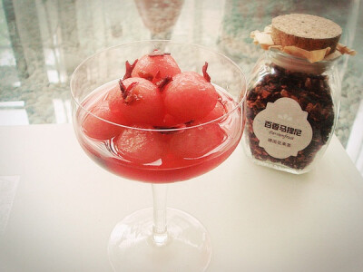 【百香马提尼渍瓜球】 前几天参加了下厨房上的活动，免费试用花果茶，但是要提供创意冰品的菜谱。我选择了百香马提尼，百香果的味道不大，酸酸甜甜的水果的香气。