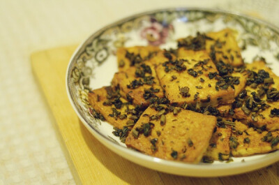 【香椿烧豆腐】 不愧是小白的方子，味道很赞。腌香椿是上次回家时老妈给装的，满满一大盒，自己家的香椿树哈！