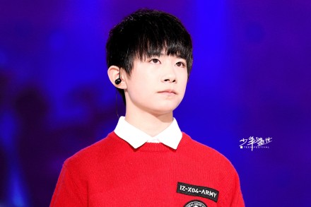 #TFBOYS易烊千玺#【@TFBOYS-易烊千玺 “你的肩膀扛起了日出日落，你的背影映衬着朝霞暮色。”小少年，加油。】 #少年盛世# Lofter&amp;gt;&amp;gt;http://t.cn/Rv0fRCA