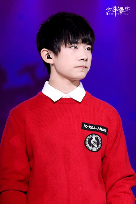 #TFBOYS易烊千玺#【@TFBOYS-易烊千玺 “你的肩膀扛起了日出日落，你的背影映衬着朝霞暮色。”小少年，加油。】 #少年盛世# Lofter&amp;gt;&amp;gt;http://t.cn/Rv0fRCA