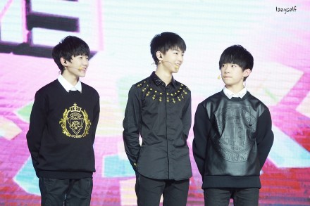 #TFBoys# #王俊凯##王源##易烊千玺#20141125腾讯视频V视界大会 三人合照不太多，红毯时候一直不看一个镜头也是醉，估计孩子们还是有点紧张吧。早上po的不知道为啥没了，因为机油要，所以再po一遍啦~